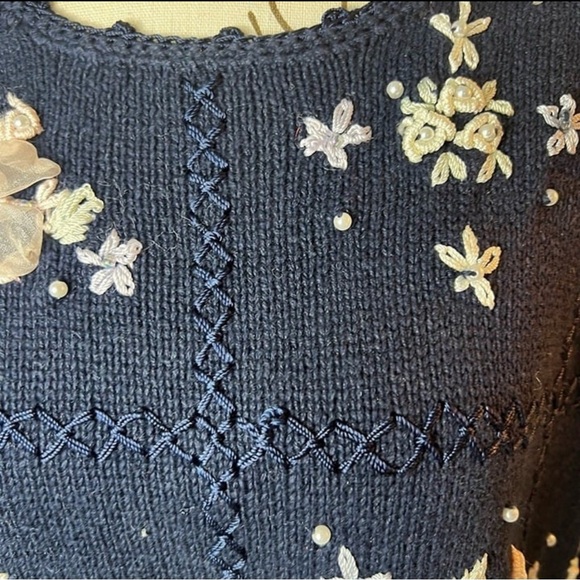 Vintage Debbie Morgan Medium Knit Embroidered Stitch Bow Sweater Woman's Medium - Picture 3 of 6